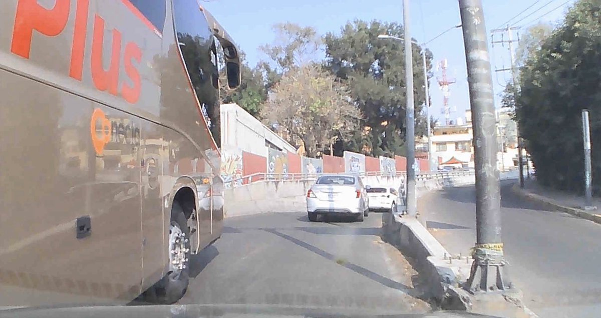 paogantus's tweet photo. Hoy, un día después del #8M, el conductor del autobús #5840 de @PrimeraplusA invadió mi carril dañando mi carro.
Al tocar el claxon se bajó a gritarme agresivamente y se fue sin asumir responsabilidad.

Exijo respuesta!

@FlechaAmarilla
@SSC_CDMX @LaSEMOVI
#CDMX #SeguridadVial https://t.co/U2YWggHFSL