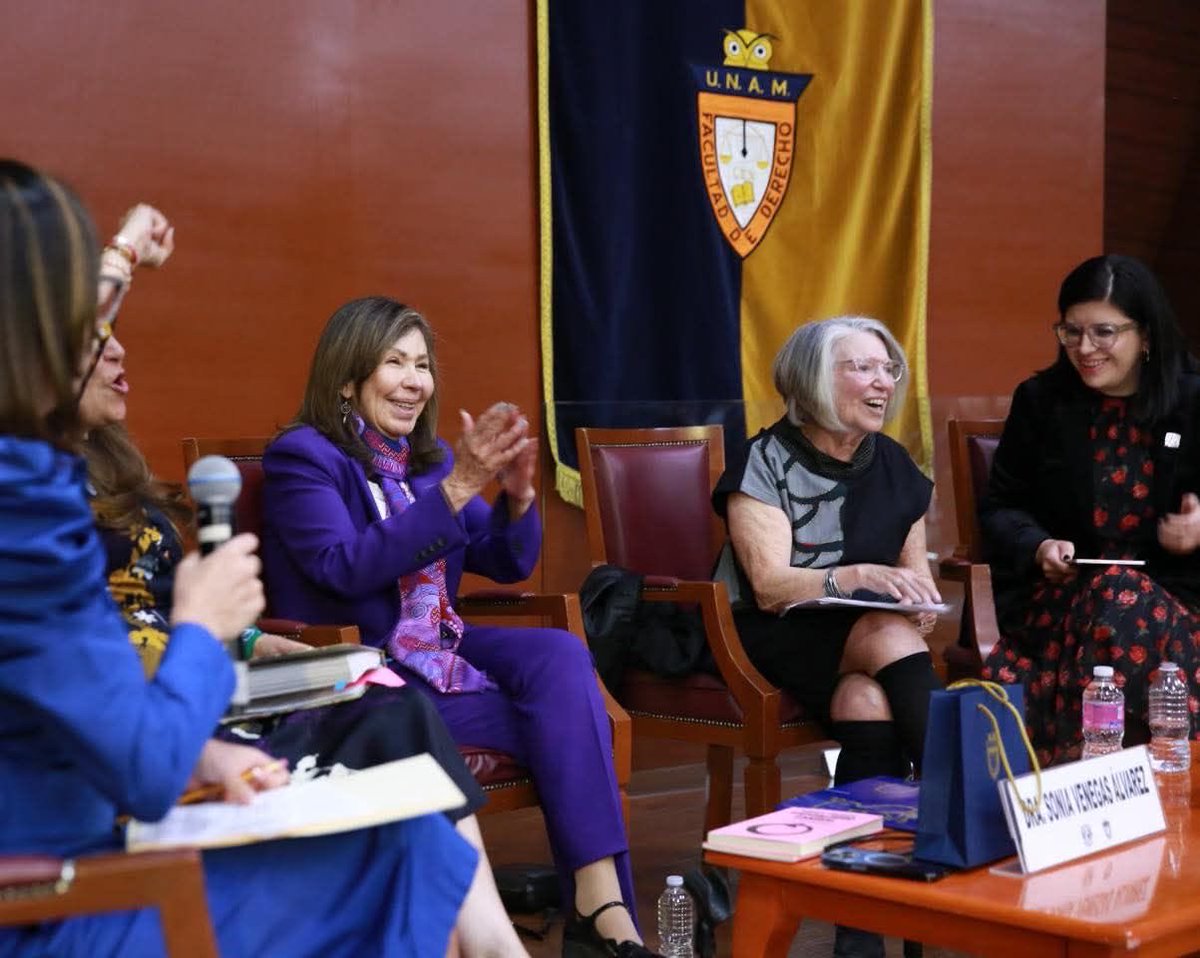 📚💬 Recibimos a la Dra. Nancy Fraser, quien impartió la conferencia magistral “Tres rostros del trabajo: descubriendo los vínculos ocultos entre género, raza y clase”, en la que analizó las desigualdades que atraviesan el mundo laboral y su relación con estructuras sociales. ✨