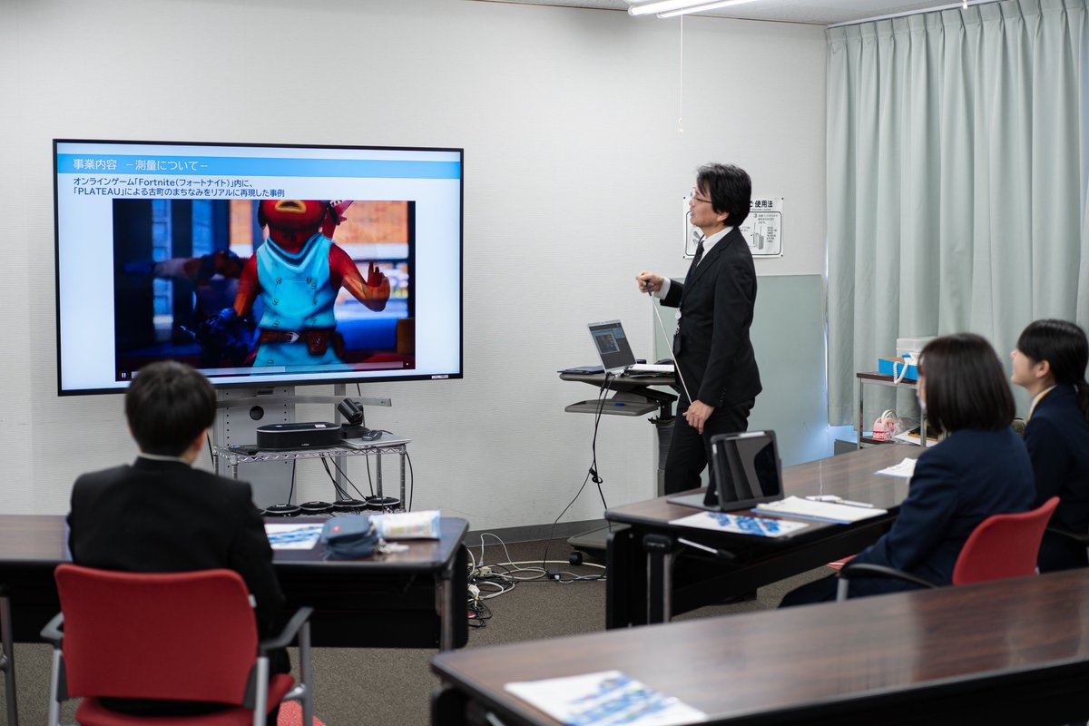nakanoaisystem's tweet photo. お客様｜にいがたのおしごと本を見てナカノアイシステムに興味を持ったという新潟市大江山中学校の生徒さんが会社見学に来てくれました！
総務部からの会社説明、航空写真測量の作業見学、質疑応答など、あっという間の２時間半。
皆さんにとっても有意義な時間になっていればいいなと願っております。 https://t.co/c53NGDpwyO
