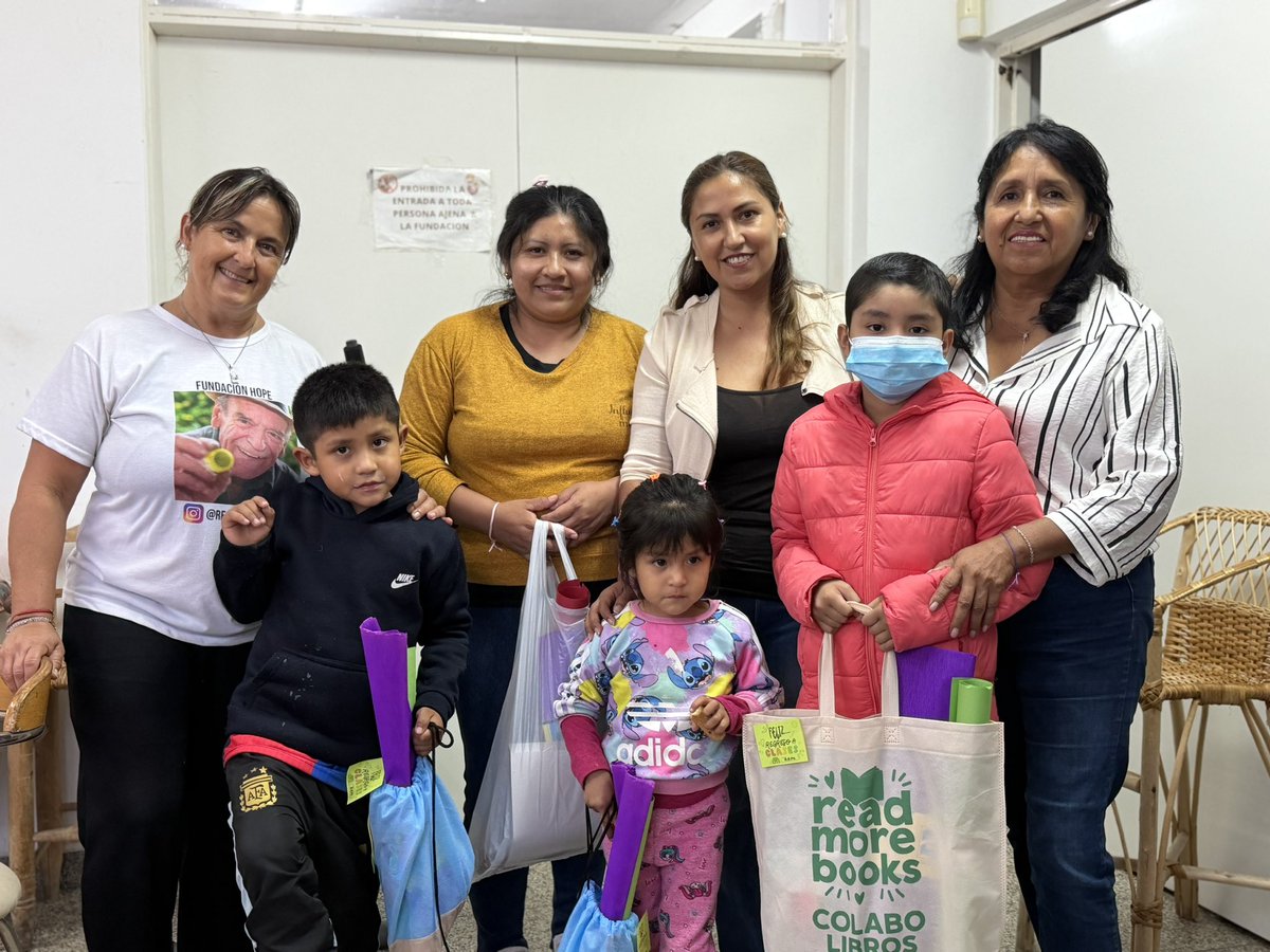 Hope_Salta's tweet photo. Vuelta a clases!Entregamos kits escolares 🎒✏️, realizamos una charla de escolaridad con nuestras psicopedagogas y compartimos una feria escolar con útiles, mochilas y uniformes.
Porque seguir con la escuela, incluso en medio de un tratamiento oncológico 🎗️, es fundamental! https://t.co/arg8Bd46l8