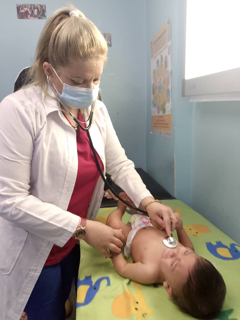 En el Distrito Capital,CDI Cipriano Yerena, la Dra. Gelaine Cordovi Tamayo garantiza la seguridad de nuestros pequeños,al examinar a un lactante de 8 meses con síndrome febril,en el cuerpo de guardia, asegurando una respuesta médica oportuna. 
#CubaPorLaSalud
