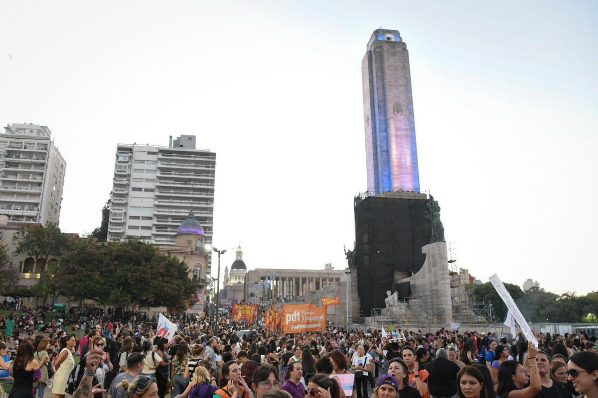 rodenasale's tweet photo. Rosario, 8 de marzo. 💜

En un contexto que nos desafía a redoblar esfuerzos, marchar juntas es un acto de resistencia y esperanza.

La fuerza de lo colectivo, la memoria de las que ya no están y el compromiso con las que vienen.

Gracias a cada compañera con la que crucé una mirada, un abrazo o un reclamo.

¡Vivas, libres y unidas nos queremos! 💪🏼