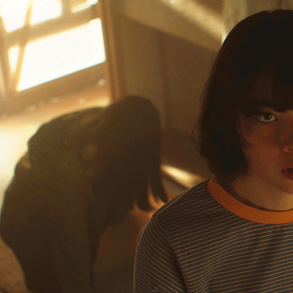 突然私の元にやってきた██████████
《《スマホに触れている時だけ見える透明の怪物》》

════════════════════
田舎町の学校に転校してきた
ミックスルーツを持つ転校生エレナは、
クラスに馴染めず孤独を抱えていた。

ある日、同級生・猫歌（にゃん）の死をきっかけに