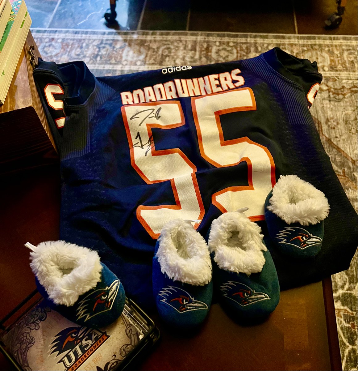 TheBirdHouseTG's tweet image. 🔥 Guess who’s signature on the jersey? #UTSA 🙌🏽