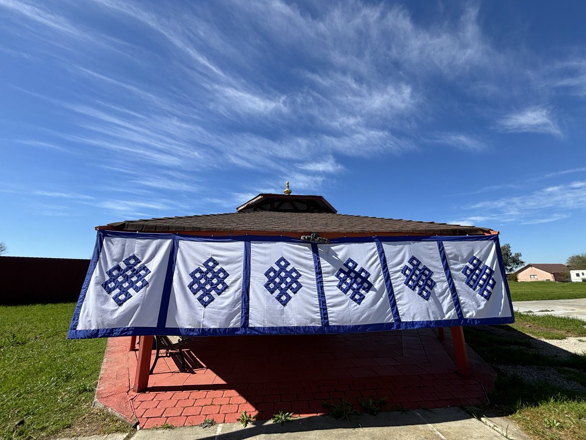 shbaatar's tweet photo. Өлзий хутаг орших өглөөний сайхан мэнд! Энэхүү асар нь Калифорний мужийн нийслэл Сакраменто хотноо орших Занабазар бурхан шашны төвийнх болмуй. https://t.co/5jiXJhZODc