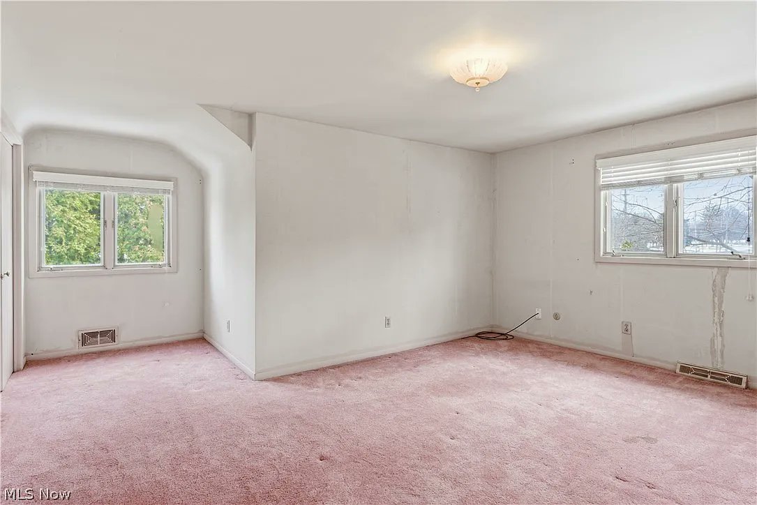 zoeloveshouses's tweet photo. the cutest pink details in this house that needs a lot of love but will probably be gutted and given the home depot special instead https://t.co/QBNuq0YFdR