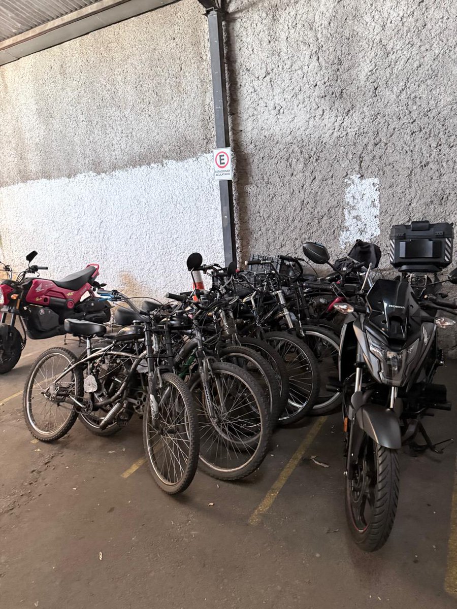 ocarrasco1973's tweet photo. Mas de 320 motos hechizas retiradas de circulación; +de 1100 taxímetros no autorizados retirados y 330 operativos a transporte carga implementados. Clave operativo interagencias con 8250 operativos conjuntos realizados en #PlanCallesProtegidas en 🇨🇱 Carabineros, 🦺, munis y otros https://t.co/TzP1XKuQmx
