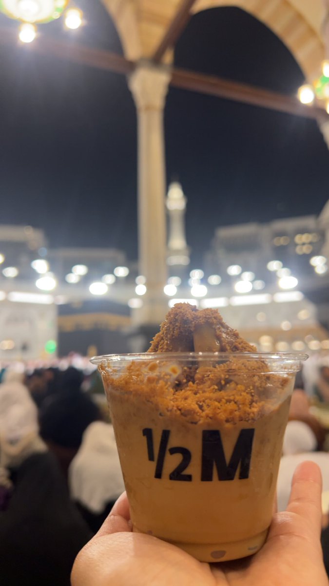 jeweejo's tweet photo. @halfmillion_sa 
دعوات وسكينة تملأ القلب من أمام أجمل منظر الكعبة الشريفه🤍
ونختمها بشيء بسيط يبرد القلب Half Million 🍦
ليلة تجمع روحانية رمضان ولذّة اللحظات الصغيرة. https://t.co/P6B7eQPoma