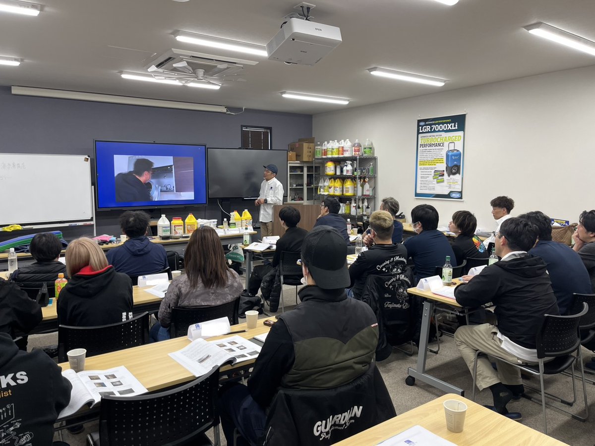 RSA_Japan's tweet photo. 二月はあっという間に逃げました。もう３月も半ばに差し掛かろうとしています。早いっ　

さて、２月末に行われた復元型ハウスクリーニング講座。たくさんの方にご参加いただき、大変”熱い”講座となりました。みなさま、ご満足いただけたでしょうか？？
これからは講師も、そして講義を一緒に受けた方も、力強い仲間になるに違いありません。”熱い”ご縁が続きますように✨

※大人気のこの講座。おかげさまで、５月のハウスクリーニング講座もすでに定員に達し、キャンセル待ちとなってしまいました。ごめんなさい💦

#ハウスクリーニング
#ビルメン
#おそうじを学ぶ