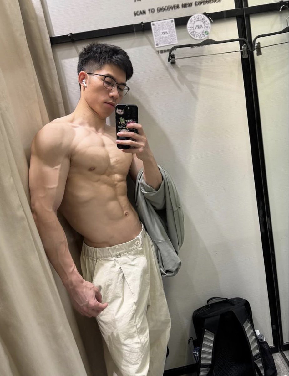 Daily Hot Dudes tweet media