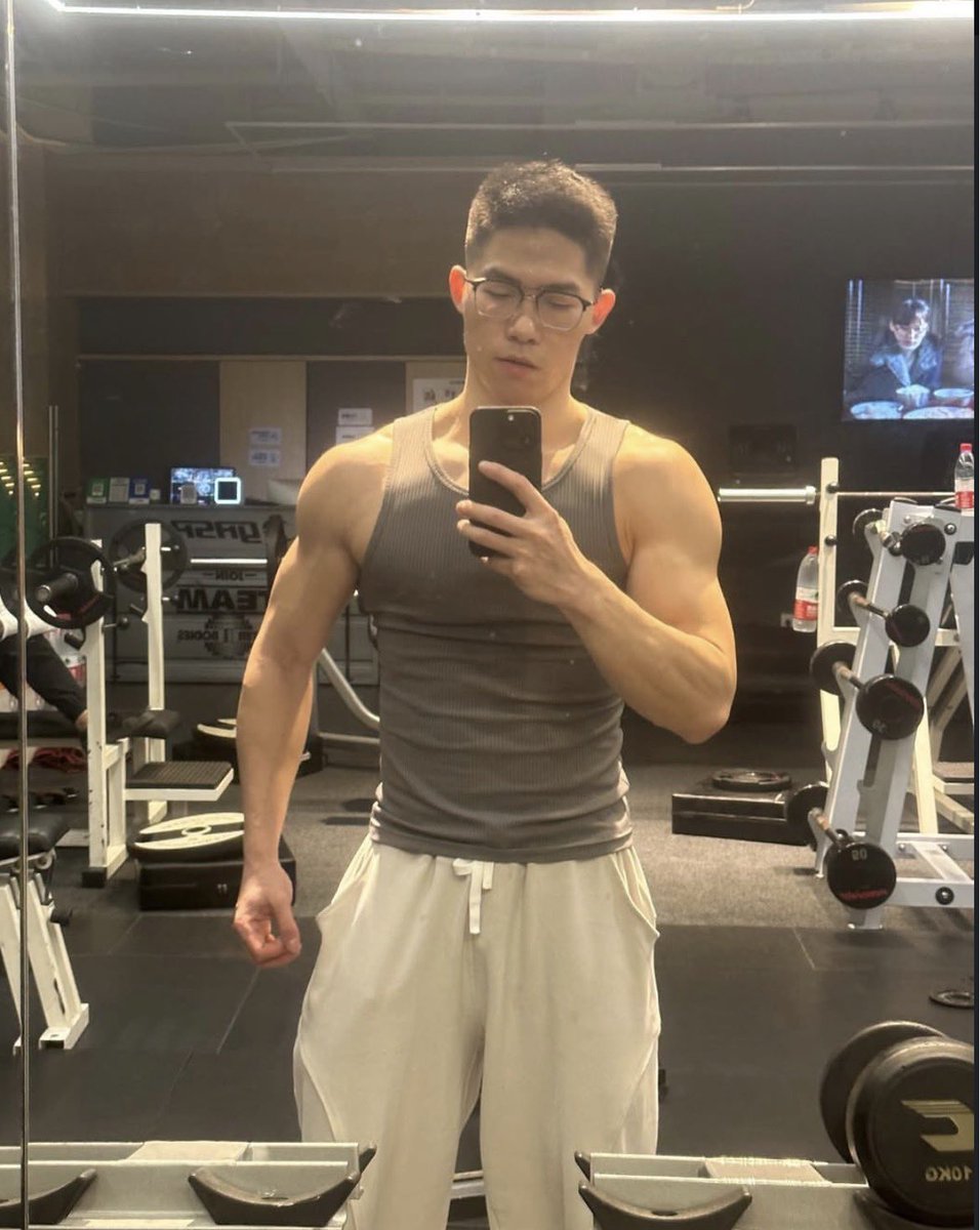 Daily Hot Dudes tweet media