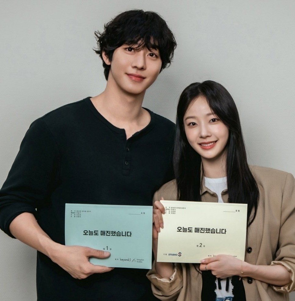 AFanHeart_twt's tweet photo. #AhnHyoSeop, #ChaeWonBin, and #KimBum at the script reading for SBS’ upcoming romance drama #SoldOutAgainToday!
📝 Synopsis
A romantic story about the unexpected day-and-night entanglement between perfectionist farmer Matthew Lee and sell-out home shopping host Dam Ye-jin. https://t.co/hheERCIBVp