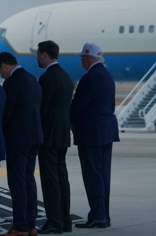 ascottmosley's tweet photo. @WhiteHouse The right, clutching pearls: "Obama wore a tan suit today. Impeach him, civil war!"

Pedo in Chief wears a tacky, self promoting, made in China, ball cap receiving soldiers KIA, that he called "losers" and "suckers" :  "Yep, draft dodging cadet bone spurs is my guy!" https://t.co/0gu1Doi3ww