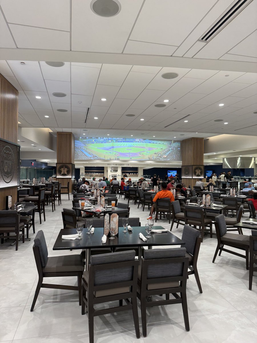 KennyLSU's tweet photo. @Interst8forty4 @EmptySeatsPics Diamond Club seats don’t count for empty seats. Those people are dining here https://t.co/nVfDYE5vlf