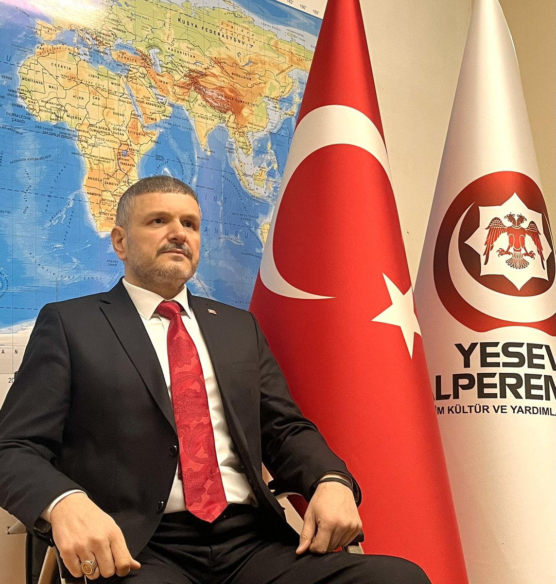 kursatmican's tweet photo. Bölgemiz 1. Cihan Harbinden beri görülmemiş en sıcak, en riskli ve tehlike boyutu en yüksek çatışmalara sahne oluyor.  
Her açıdan oldukça kritik zamanlardan geçiyoruz. 

Tarihin en evvelinden itibaren Jeostratejik önemi bölgemizi her daim cazibe merkezi yapmıştır. Medeniyetlerin doğduğu, ilahi dinlerin nazil olduğu, Peygamberlerin yaşadığı, tarihte büyük olayların, kırılma ve dönüm noktalarının vuku bulduğu bu coğrafya kıyamete kadar da sakin kalacak gibi görünmüyor. Zira  'Yeni Dünya Düzeninin' merkezi yapılmak istendiği, bölgemizde cereyan eden her hadiseye bu zaviyeden bakmak gerekliliği oldukça aşikar. 

Küresel düzen bugüne kadar hiç olmadık şekilde değişiyor. 
Ve çok net biçimde görülüyor ki yeni dünya düzeninde haklının değil 'güçlünün üstünlüğü' tek geçer akçe olacak. Güçlü olan hep haklı ve dünya üzerindeki her şeyde  hesapsızca hakkı olan bir otorite  haline gelecek. 

Dünya  böyle vahim gelişmelere teşneyken ve bölgemiz yangın yeri, ülkemiz ise ateş çemberinin tam ortasındayken bize düşen, birlik ve beraberlik içinde vatanımıza, devletimize daha çok sahip çıkmak, manipülasyonlara karşı uyanık olmak, ülkemiz ve bölgemiz için dua etmektir. 

Vakit siyasi hesap ve husumetleri bir kenara bırakma vaktidir. Etrafımızda füzeler uçuşurken, ülkemize düşen füze parçaları söz konusuyken, coğrafyamız top yekun diken üstündeyken içerde siyasi polemiklerle gündemi meşgul etmeye çalışmak büyük bir sorumsuzluk örneğidir. 

Ayrıca küresel gelişmelerin hararetli atmosferinde bütün İslam Memleketleri ve Türk Devletlerinin ortak bir payda da birleşmesi sarsılmaz bir bölgesel güç haline gelmesi elzemdir. 
Türk- İslam Birliği yaşanan hadiseler ışığında zarurettir ve küresel ejderhalara karşı ayakta dimdik durabilmenin yegane reçetesidir!

Bu meyanda İran'da harita değişecek, sonra sıra Türkiye'ye gelecek diyen aklını yellere kaptırmış kibirli zevat; size verilecek bir karış toprak parçamız yok!!!  Ve lakin bin yıl daha sersemletecek Osmanlı Tokadımız var!! Hem de bu tokadı atmaya 7'den 70'e daima hazır bir Millet var, elhamdülillah. 

Her Türk kadınıyla, erkeğiyle asker doğar. Beş bin yıllık tarihimiz bunun ispatıyla doludur. 
'Destansı Öfke' nedir, nasıl olur merak eden Viyana kapılarına dayanan Türk'ün tarihini okusun!!!

Türk Milleti Vatan dendi mi ruhundaki delilik ortaya çıkar. Şüheda bile doğrulup şaha kalkar!!!
Ve ülkemiz adına hayal kuranlar iyi bilsin ki; size hayallerinizi zindan ederiz biiznillah.
Vatan toprağımıza el sürmeye kalktığınız an sadece bir bölge değil bütün Dünya yanar...!!! 

Şehit Liderimiz Muhsin Başkanın dediği gibi; 
Savaşı seven bir millet değiliz lakin mesele Vatan olursa dünyanın şah damarını keseriz!

Yüce Allah Vatanımızı, Milletimizi ve Ümmet- i İslamı korusun. Bu Mübarek Ramazan ayı hürmetine, kana, baruta, haydutluğa ve kaosa doymayan Küresel iblislerin bütün planlarını akamete uğratsın ve kötü emellerini  kendi başlarına geçirsin.

La Galibe İllallah!
