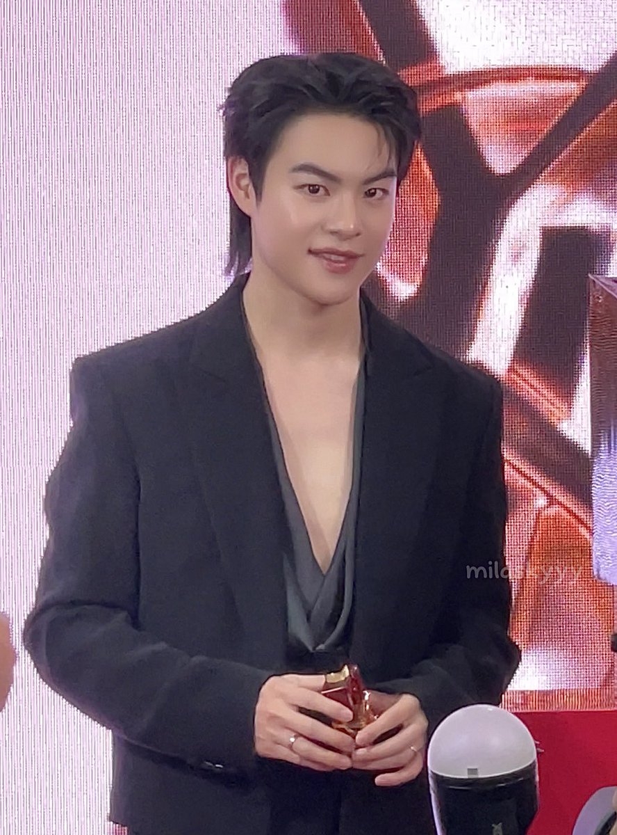 เด็กคนนั้นโตมาเป็นพี่คริส
3 ปีแล้วนิ้นา หล่อคูณสามดับเบิ้ลหล่ออะ ✨

#MARCKRIS