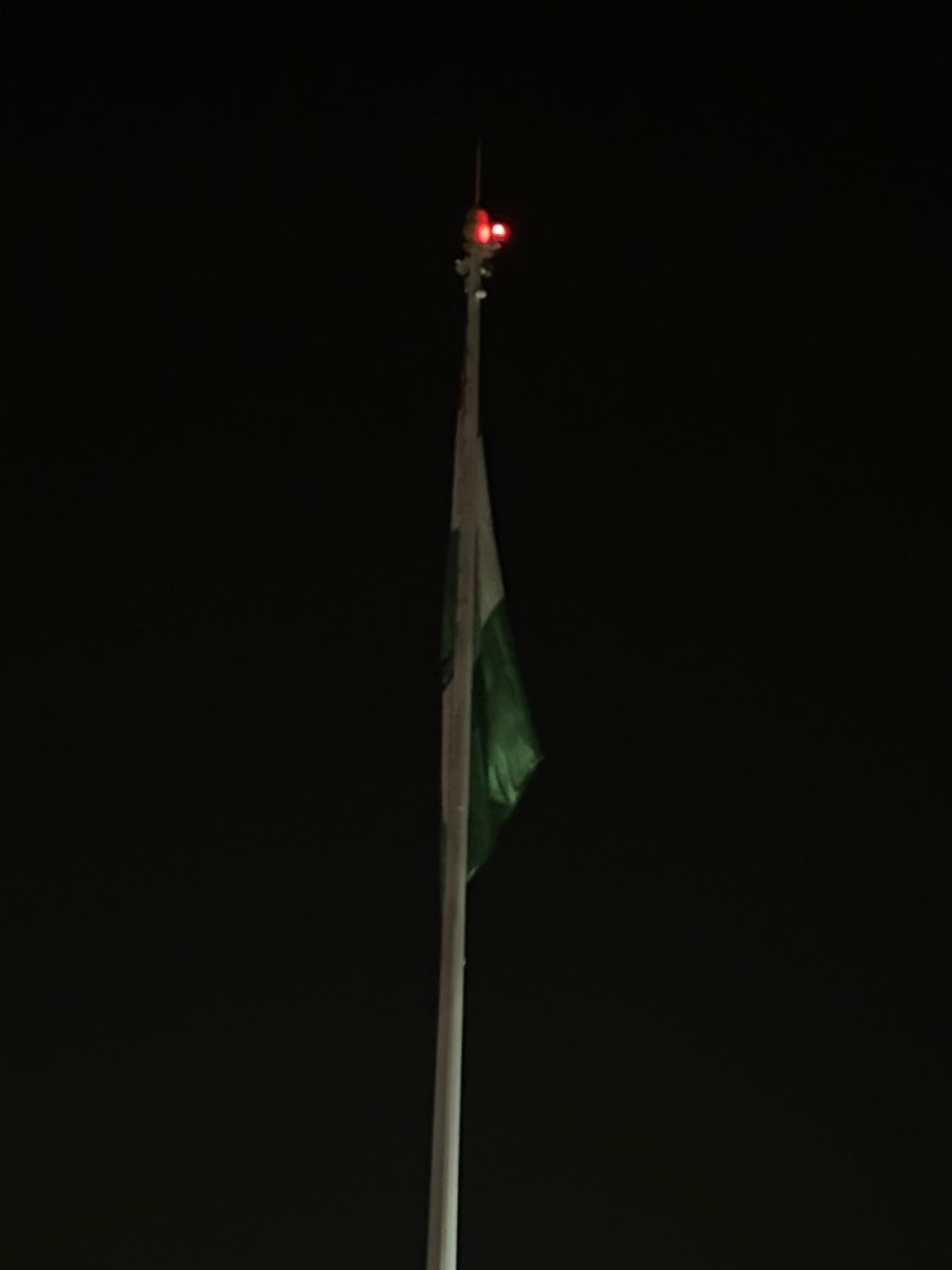 khemkaSK99's tweet image. @PIBHomeAffairs  is this not violation of #flagcode ? Shot from @prestigegroup Tech Pacific Bangalore. An Indian flag hoisted at night must be well lit
