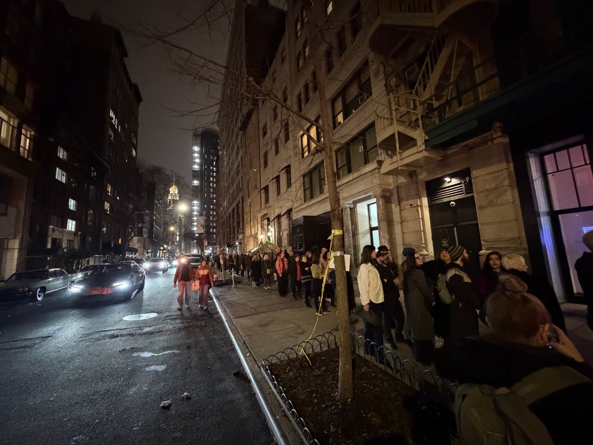 GunjanTyagi10's tweet photo. Walked into the VIP opening of @EWBiennial at Pen + Brush last night. Line out the door before it even opened.
That's not hype. That's hunger.
Honored to be showing alongside extraordinary women artists On view through April 11 @penandbrush 
#EveryWomanBiennial #WomenArtists #NYC https://t.co/qER0uNEYa8
