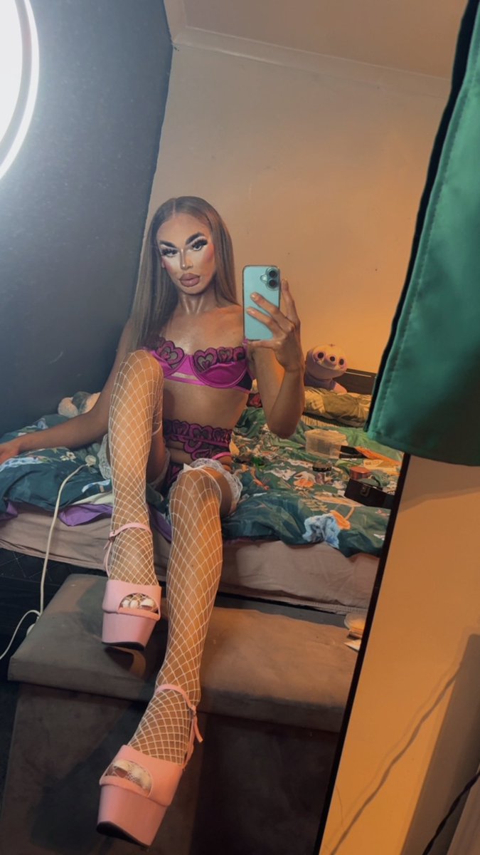 thatbiqtch's tweet photo. who tryna film some videos together?👀 https://t.co/9qPkq05RhC