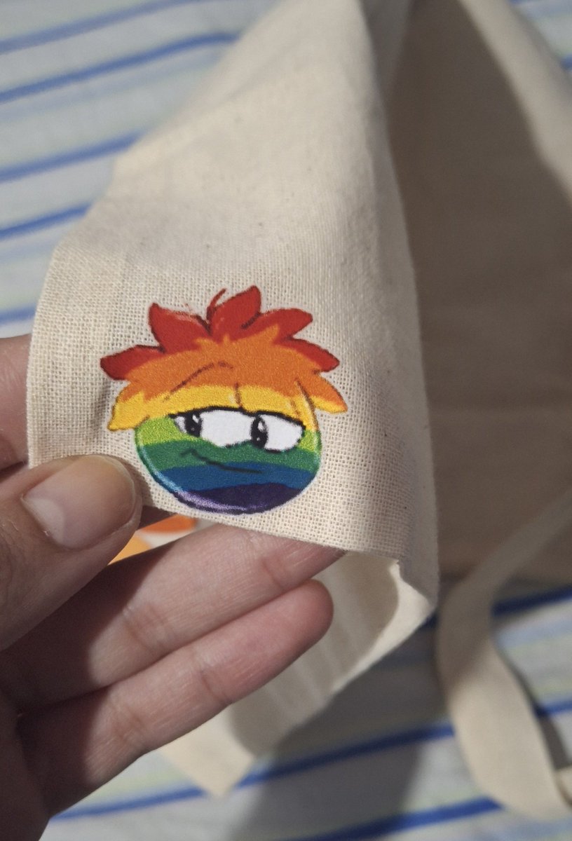 pov: vc ta andando na rua e ve o penguintron3000 passando

<a href="/pirakod/">Pirakod⭐🍋</a> ta a coisinha mais linda adorei os adesivos de brinde e eu amei descobrir o puffle arco-íris escondidinho na bolsa !!!