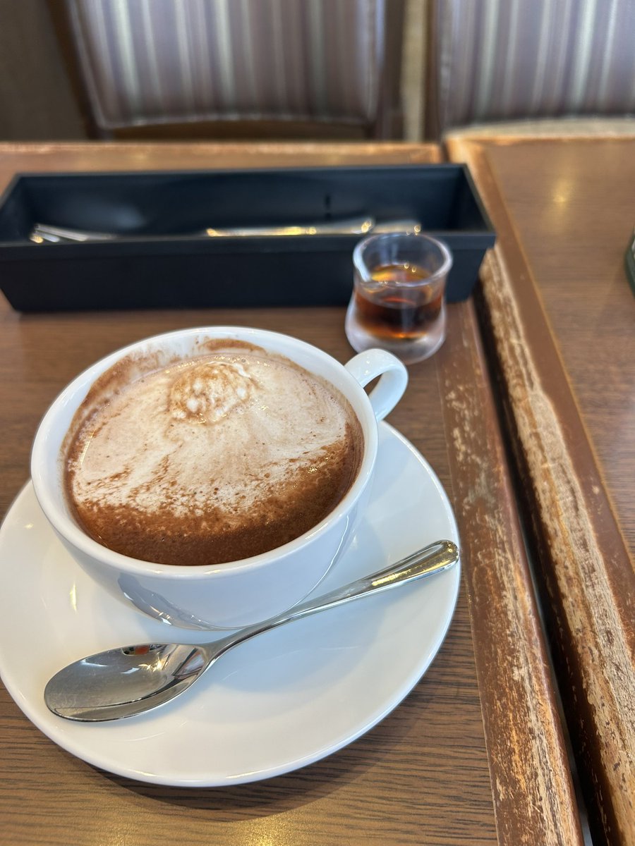 朝、亀見てからカフェで時間つぶし。笑
珈琲は飲めないからココア☕️笑
アカアシはこれ➕4匹います😳😳