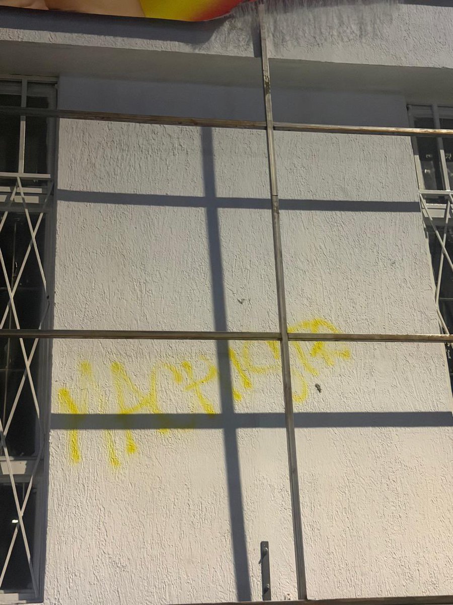 🔔🔔🔔 DENUNCIA: Hoy vandalizaron una sede de <a href="/ABDELAESPRIELLA/">Abelardo De La Espriella</a> en Bucaramanga. Rompieron vidrios y arrancaron varios letreros del lugar. 

Independientemente de las posiciones políticas, estos hechos no contribuyen al debate democrático que debe darse en forma tolerante y con