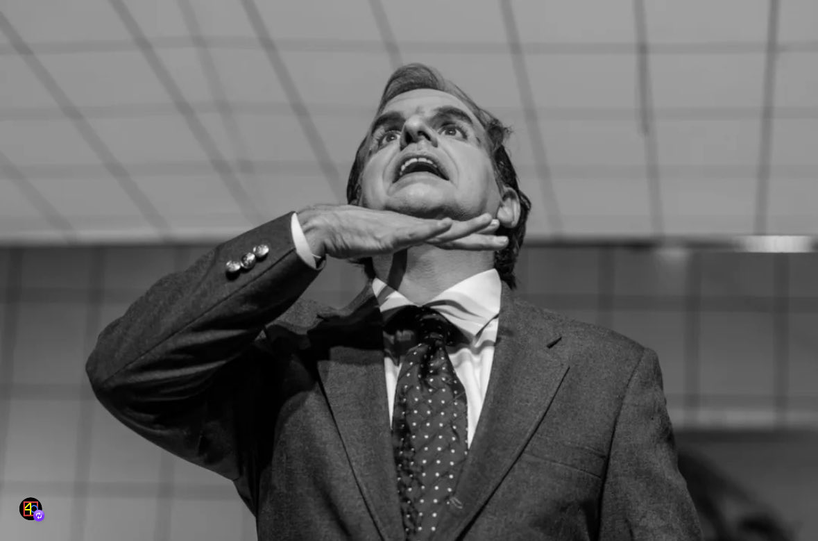 En este momento tan loco que vivimos, regresaremos al escenario del teatro Trasnocho, con la vida de un loco que le hizo mucho daño a este país.

Tal vez así entendamos un poco mejor como los locos con poder son tan peligrosos.

Y sobre todo para que no nos dejemos embaucar por