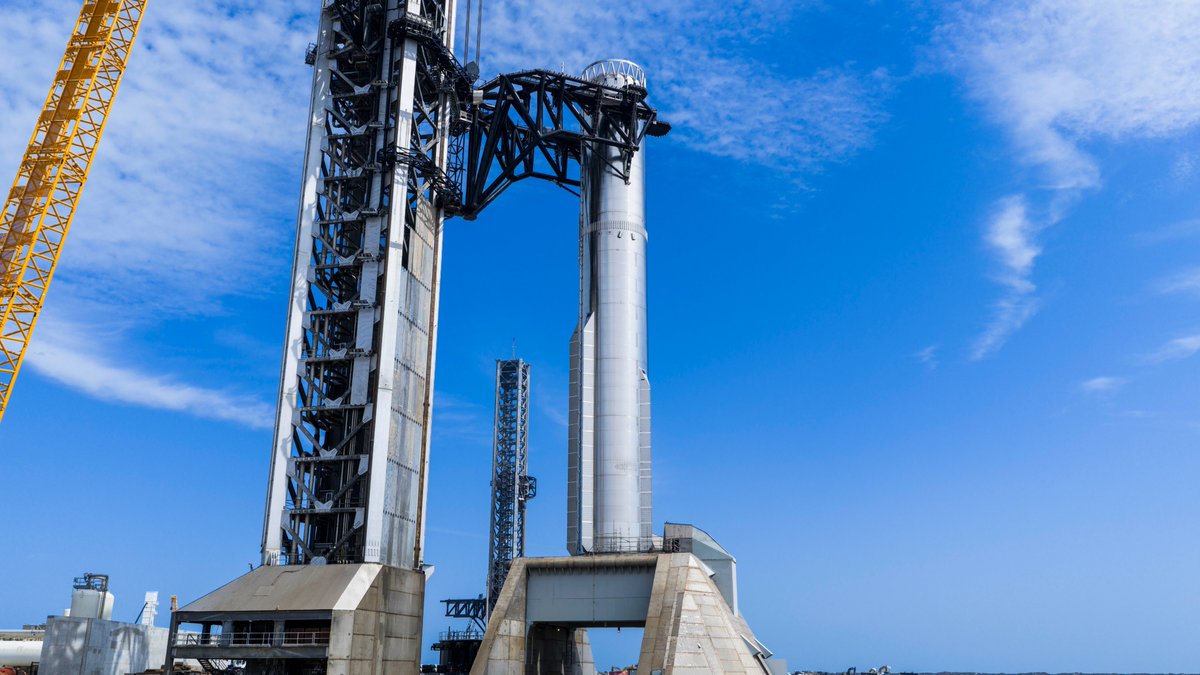 ハーベスター Super Heavy Booster 19 Returns to Pad 2 for Static-Fire Test