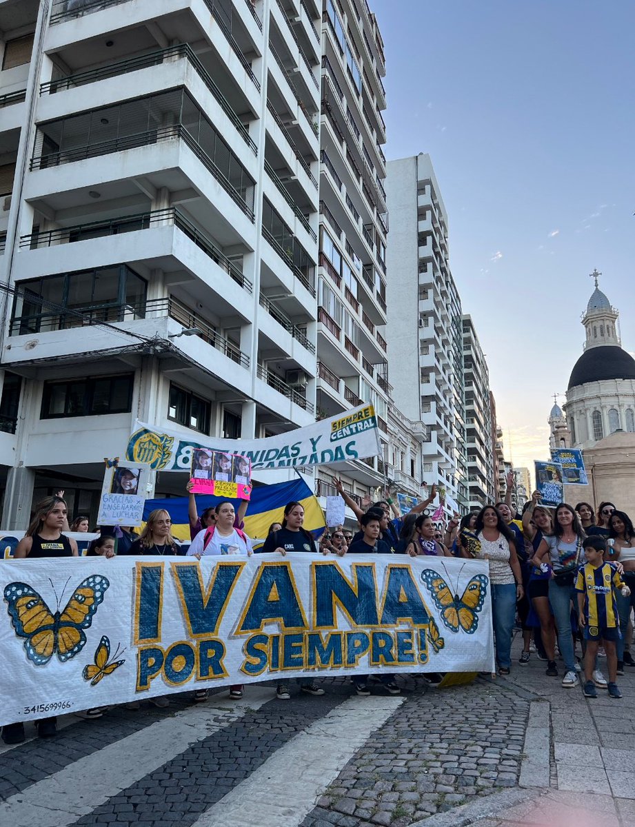 _SiempreCentral's tweet photo. La columna canalla en la marcha del #8M 💪💜

#IvanaPresente #NiUnaMenos https://t.co/o1Ft0sQZL1