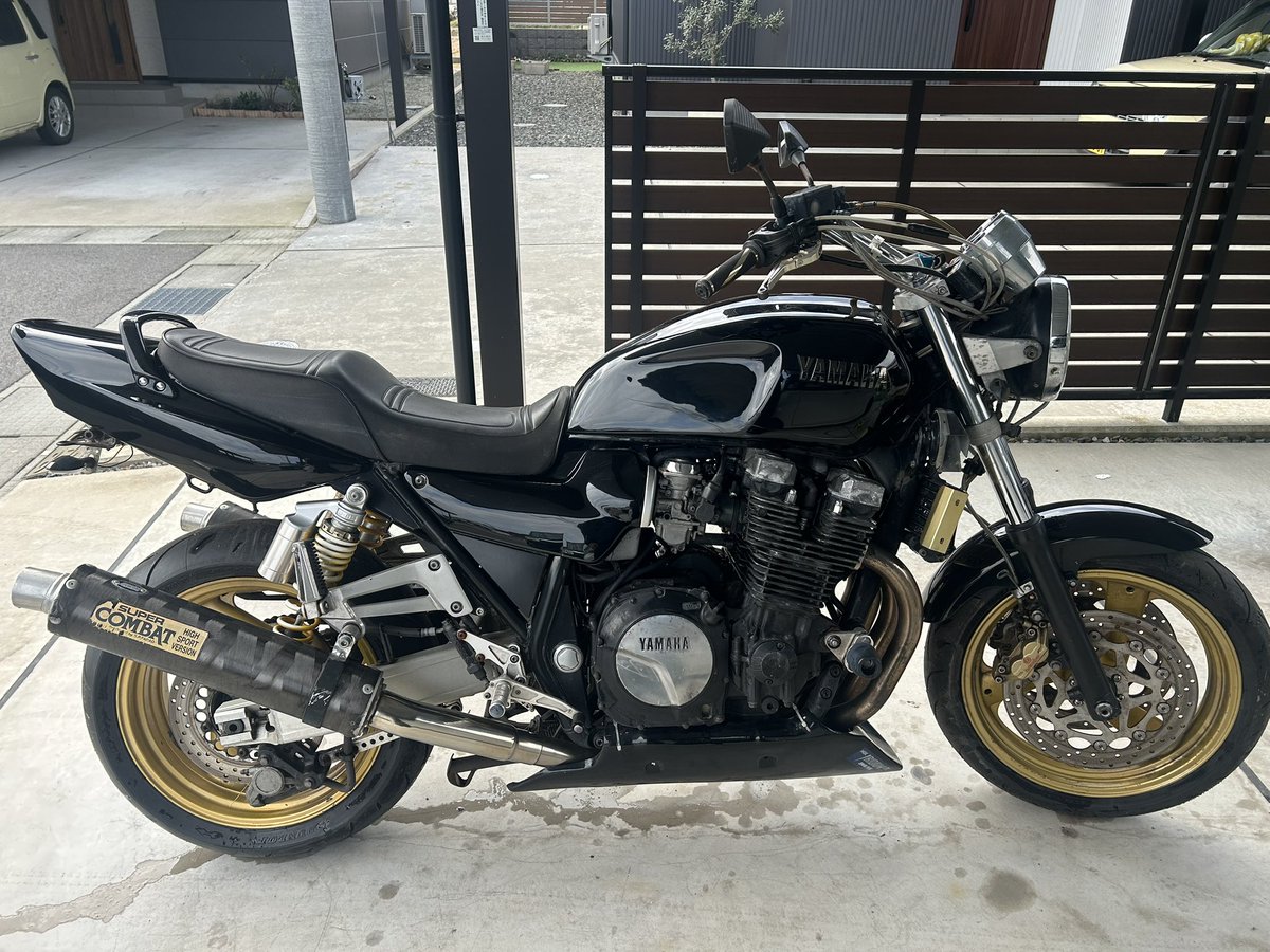 h20844452's tweet photo. 兵庫県からXJR1200売ります

30万！

XJR1200
書類あり、車検なし
ETC付き
バッテリー新品

エンジンかかりアイドリングしますが
キャブ洗浄おすすめします！
ウインカー片方切れてます！ https://t.co/QeiVxoHC7J