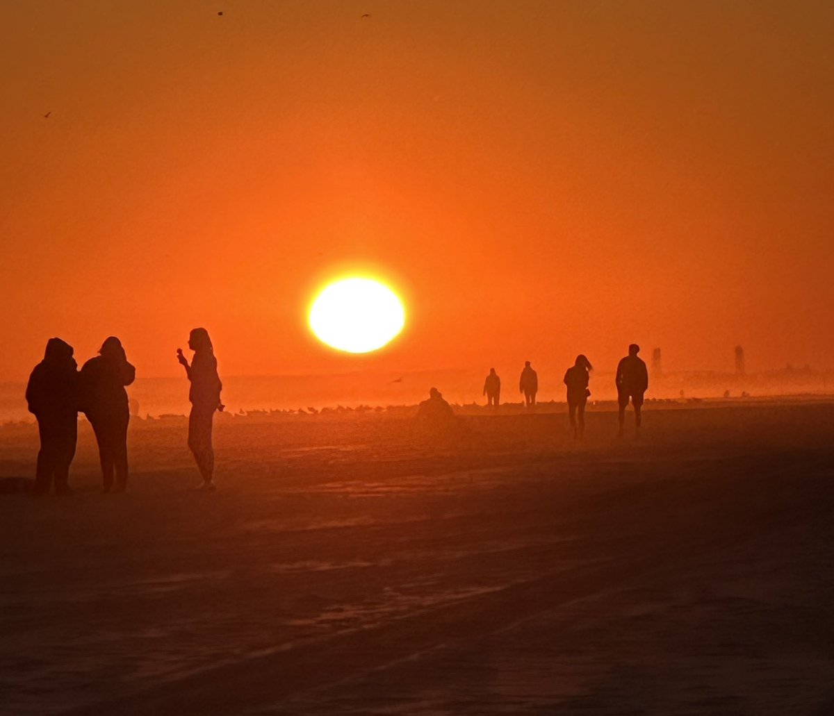 Tonight’s stunning spring sunset from the beach in Long Beach! <a href="/AddisonGreenWX/">Addison Green</a> <a href="/MattHammer12/">Matt Hammer</a> <a href="/WeatherGeoff/">Geoff Bansen, CBM</a> <a href="/hoffmanrich/">RichHoffmanWeather</a> <a href="/SkylerDayWX/">Skyler Day Harman</a> <a href="/Meteor_Mike/">Mike Rizzo</a> <a href="/AllanWeather/">Allan Nosoff</a> <a href="/SamanthaAugeri/">Samantha Augeri</a> <a href="/JSeawright_TVWX/">Julian Seawright</a> <a href="/AlexCalamiaWx/">Alex Calamia ☀️</a> <a href="/JGodynick/">Justin Godynick NBC10</a> <a href="/GarofaloWX/">Meredith Garofalo</a> <a href="/pcavlin/">Pat Cavlin</a> <a href="/HildaEstevezWX/">Hilda Estevez</a> <a href="/News12LI/">News12LI</a>