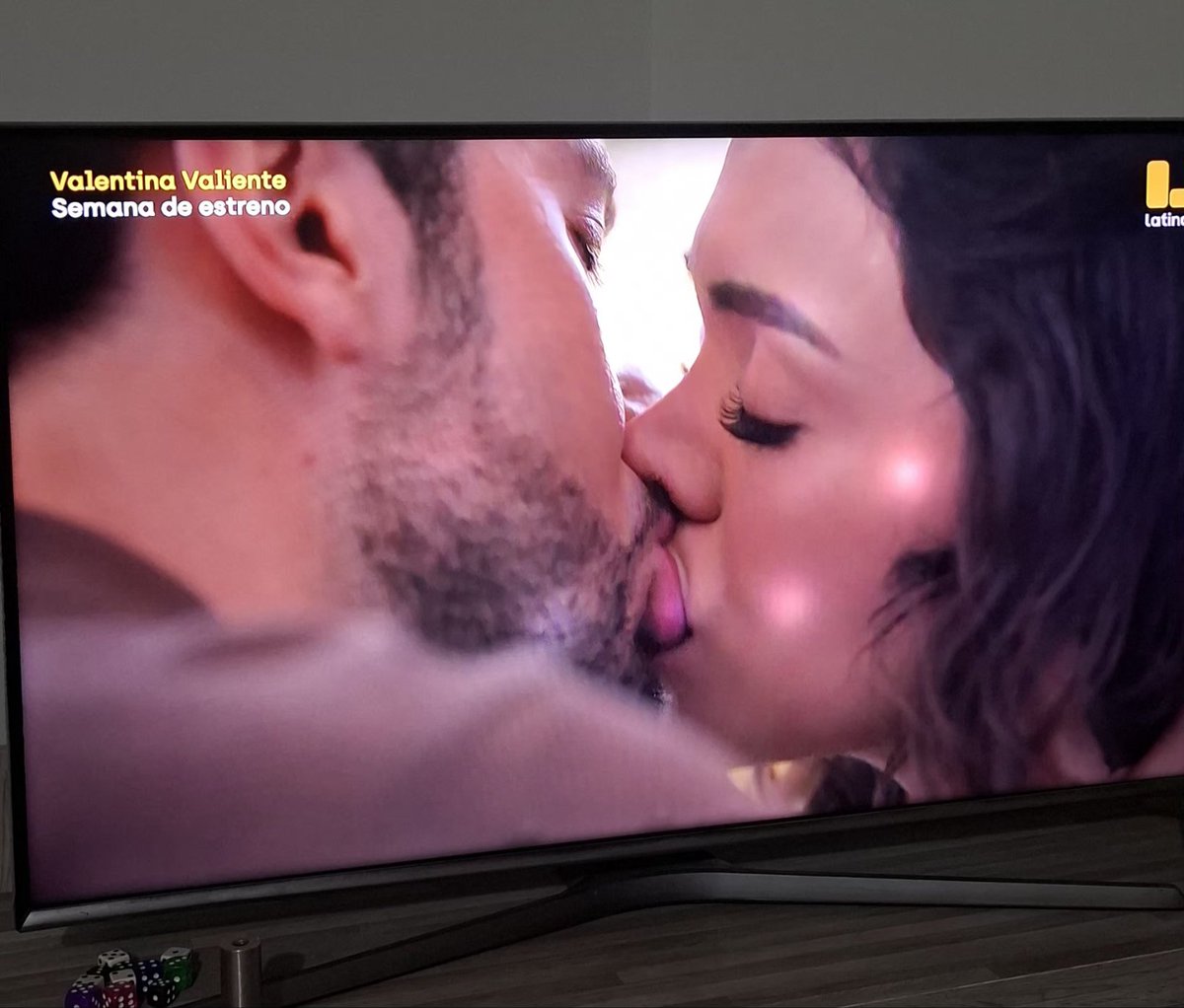 GiananiKMP's tweet photo. Pos así, yo también quiero ser actriz y chapar de "mentira"  para que el público crean que es de verdad, bien ahí! Buenos actores..
#ValentinaValiente https://t.co/Tc55EncLu7
