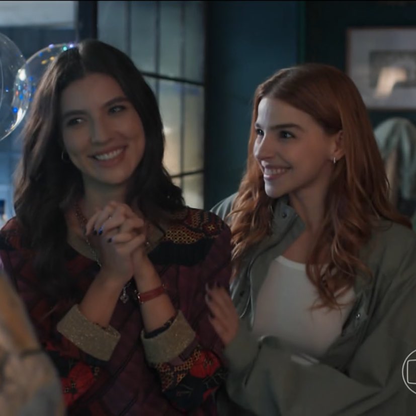 Elas são uma das melhores construções de casais lésbicos dos últimos tempo, sério! O que a gente sempre quis! Um acalento no coração da gente que sempre foi censurada. Eu nunca vou me cansar de falar isso!