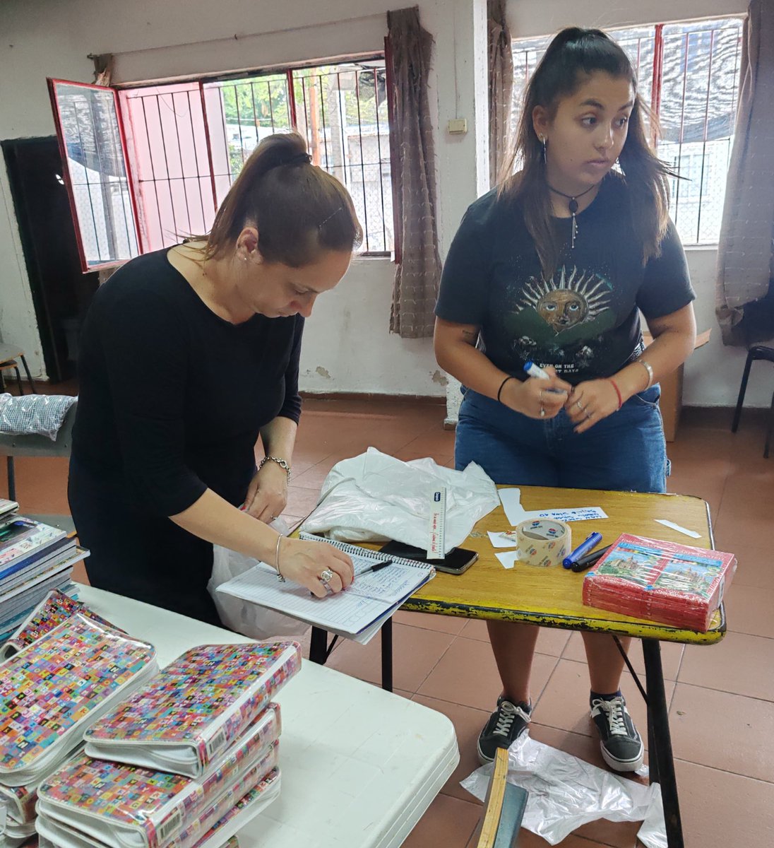 CAVencedor's tweet photo. Hoy entregamos kits escolares para más de 80 gurises de La Teja y la Cachimba del Piojo, para que todos tengan acceso a los materiales necesarios para el comienzo de clases. 

Gracias a todos quienes colaboraron con esta campaña solidaria! https://t.co/6JVd0C7KeM