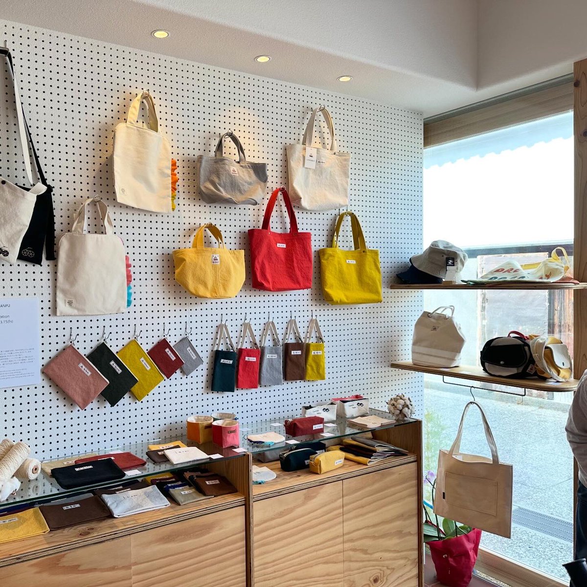 OnomichiHanpu's tweet photo. 瀬戸田港目の前にあるKokage Booksで
今週末までPOPUP開催中です🍋
たくさんの方に見ていただけているようで
嬉しい限りです…🥺
#工房尾道帆布 #瀬戸田 #soilsetoda https://t.co/yMIqxLX8Qd