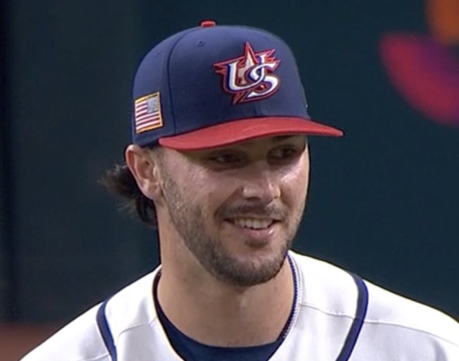 Dude doesn’t even look at Livvy Dunne the way he looks at Bobby Witt Jr. https://t.co/tyNkVrEMzN