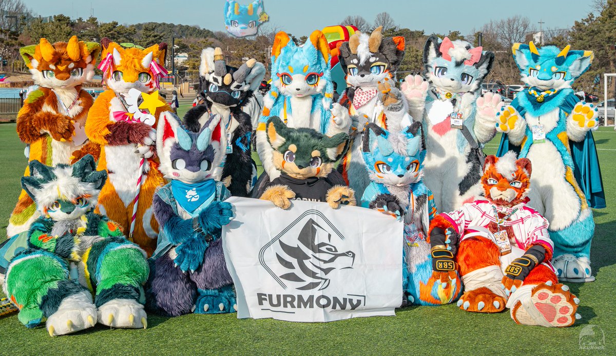 퍼리조아2026 퍼모니(<a href="/furmony/">鸿萌造物/Furmony</a>)메이커 단체촬 진행했습니다! 인원이 점점 늘어나니 좋네요..! 참여해주셔서 감사했습니다! 다들 행복하시길!!🥰

ご参加いただき、ありがとうございました！
韓国に来てくれてありがとう！また次回お会いしましょう！😉

📷 : #KKULLOOK