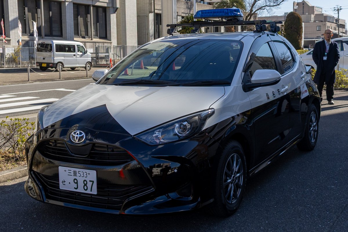 kuwana_city's tweet photo. 株式会社キング観光様から地域安全パトロール車両として「トヨタヤリス」をご寄付いただいたため、寄附贈呈式が執り行われました‼️
桑名市の安全・安心なまちづくりのために役立ててほしいとの思いで、ご寄付いただきました👏いただいた車両は、日ごろの防犯活動として、児童・生徒の下校時の見回りや、地域のおける防犯パトロールなどに活用させていただきます🎵