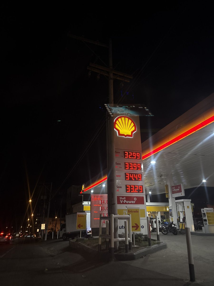 5toPoderSM's tweet photo. INESPERADO AUMENTO EN LOS PRECIOS DE LOS COMBUSTIBLES 

Este lunes 9 de marzo, de sorpresa las gasolineras se pusieron de acuerdo para aumentarle Q7.00 al galón de combustible.

El galón llegó a superar los Q34 en algunas gasolineras Shell y Texaco, mientras que en otras llegó a Q33 luego de estar por debajo de los Q26. 

El gobierno semillero inepto no sabe por qué le subieron a la gasolina si no ha entrado ningún cargamento nuevo.

CONTINUARÁ…