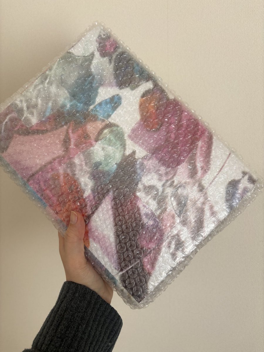 絵を購入して下さった方に
個展ポスター巻き巻きして送ります🎁