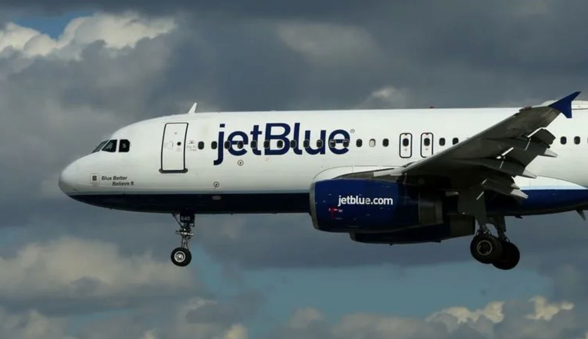 AlertaNews24's tweet photo. 🇺🇸 | JetBlue acaba de solicitar una parada total en tierra en todos y cada uno de sus vuelos a todos los destinos.

El aviso de la FAA entró en vigor de inmediato y está suspendiendo las operaciones en todo el país hasta aproximadamente las 5:30 a. m. https://t.co/AJlK5scZLL