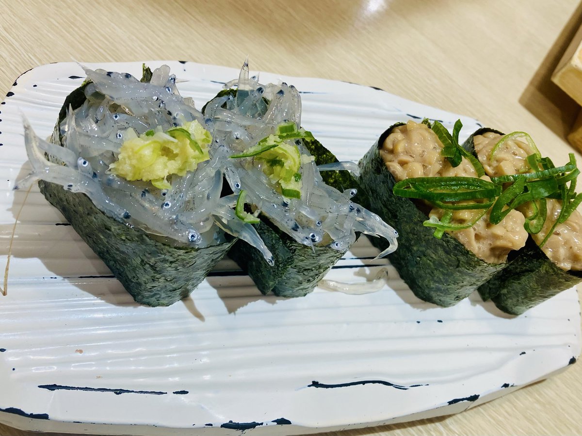 【沼津魚がし鮨　流れ鮨】静岡

久々の静岡で🤭🎵

回転寿司は横に流れるだけだけど、ここはテーブルに出してくれる😱おぉ

静岡ときたら生しらす🎵
後は大好きなイクラ、えんがわ炙り焼きなどを🎵😋
駅直で便利で美味しい😋