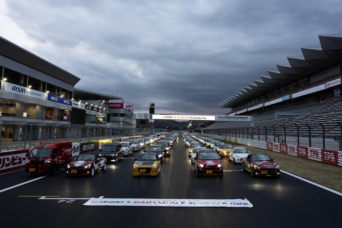 HelloDaihatsu's tweet photo. ＼ #ダイチャレ ご参加ありがとうございました！／

   日本全国のダイハツ車オーナーの皆様が 「クルマって楽しい❣️」を安全に気軽に味わえる場所と機会を提供しているダイチャレ🚖

🙇🏻3月7日 #富士スピードウェイ ショートサーキットにて開催した 「DSPORT&DAIHATSU Challenge Cup 2026 富士」にお越しいただき本当にありがとうございました。皆様、楽しんでいただけましたでしょうか？ 

✅富士スピードウェイショートコースでの開催も5回目となり、募集開始から数分で満員御礼となる大人気、フルグリッド72台のご参加をいただきました。
✅今回からTTTクラス（ターゲット・タイム・トライアルクラス）を新設。定められた時間にどれだけ近づけるかを競っていただきました。

💁🏻コペンから軽トラまで多種多様なダイハツ車の運動会となり、盛況のうちに終えることができました。これからも安全運転でまた元気にお会いできることを楽しみにしております。  次回 #SPA直入 でお会いいたしましょう。

 #ダイハツ はこれからも、モータースポーツのすそ野を広げ、 「モータースポーツを起点としたもっといいクル��づくり」を推進していきます。

 #daihatsu