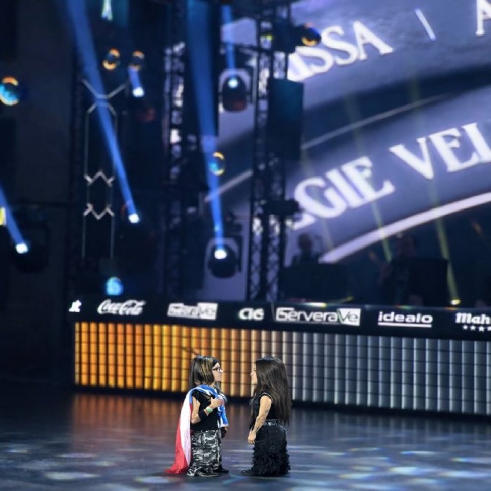 CADA FOTO QUE VEO SON MÁS CHIQUITAS JAJAJA