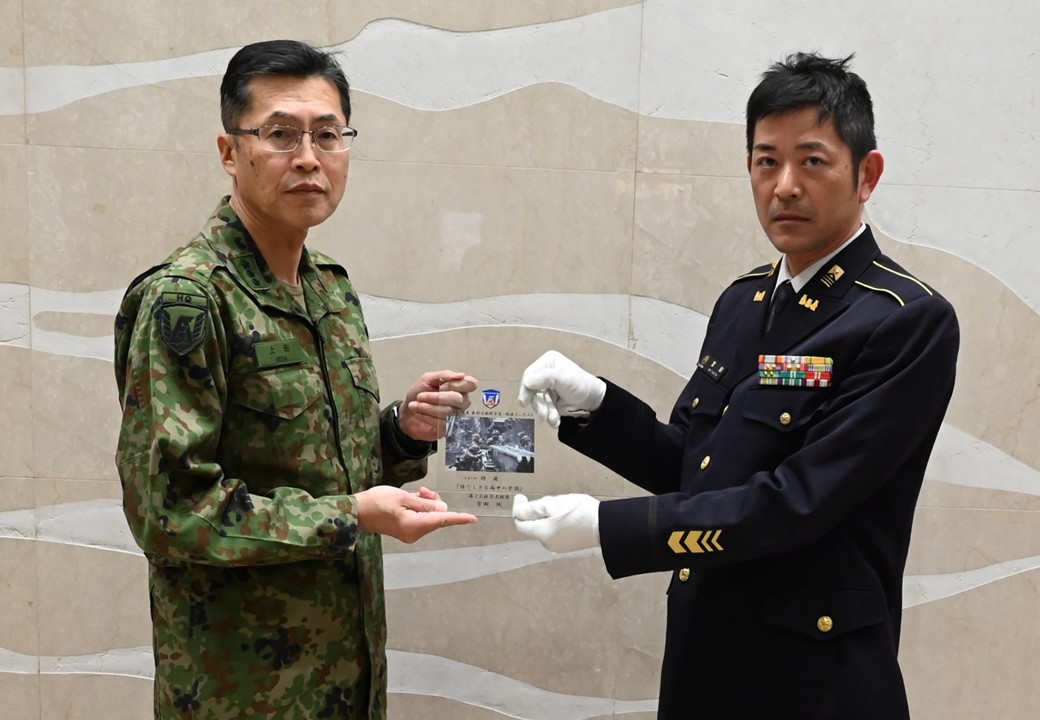 JGSDF_EA_PR's tweet photo. 令和７年度東部方面隊写真・動画コンテストの受賞作品を紹介します🎉
テーマは、写真の部『#東部方面隊 で活躍する部隊・隊員の今、この瞬間』
動画の部『躍動する部隊・隊員の姿』
第３弾は写真の部から📷
写真の部
☆優秀賞☆
「降下準備」第３４普通科連隊　廣瀬２曹
☆特選☆
「降りしきる雨中の架設」第１２後方支援隊　宮田曹長
受賞おめでとうございます！🎊
#写真の力 #動画の力 #一瞬を切り取る #想いをカタチに #挑戦の記録 #フォトコン #ムービーコン #被写体を輝かせる