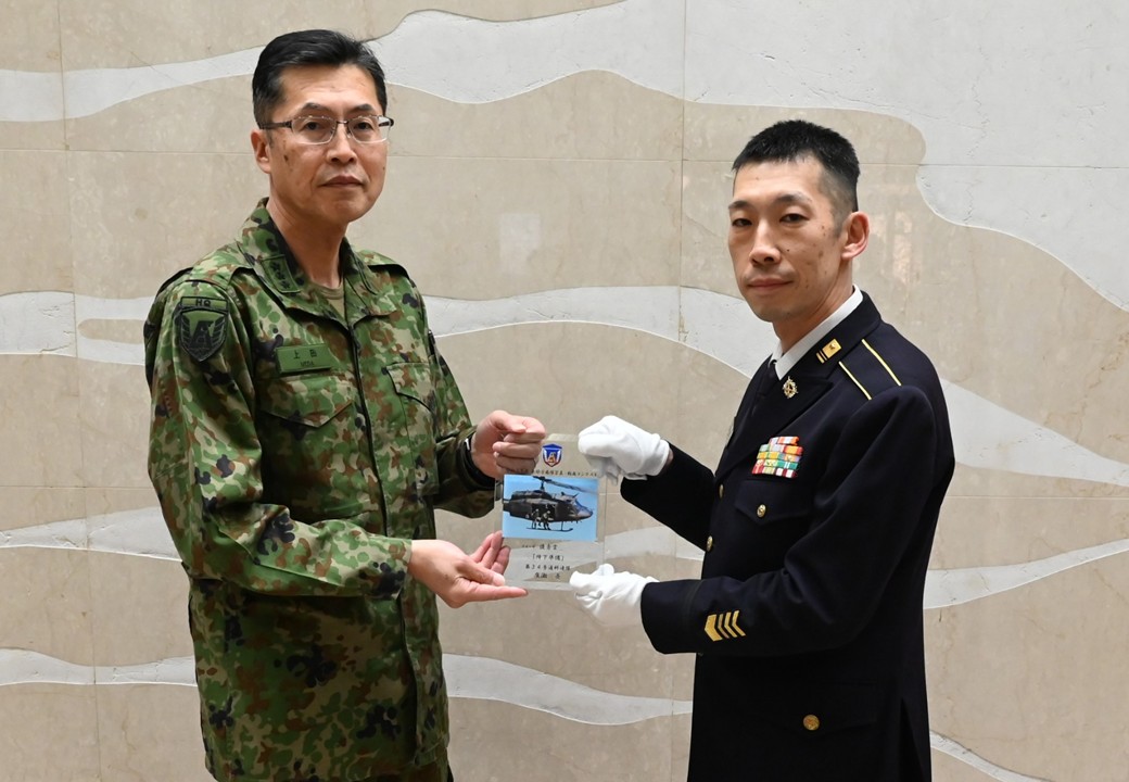 JGSDF_EA_PR's tweet photo. 令和７年度東部方面隊写真・動画コンテストの受賞作品を紹介します🎉
テーマは、写真の部『#東部方面隊 で活躍する部隊・隊員の今、この瞬間』
動画の部『躍動する部隊・隊員の姿』
第３弾は写真の部から📷
写真の部
☆優秀賞☆
「降下準備」第３４普通科連隊　廣瀬２曹
☆特選☆
「降りしきる雨中の架設」第１２後方支援隊　宮田曹長
受賞おめでとうございます！🎊
#写真の力 #動画の力 #一瞬を切り取る #想いをカタチに #挑戦の記録 #フォトコン #ムービーコン #被写体を輝かせる