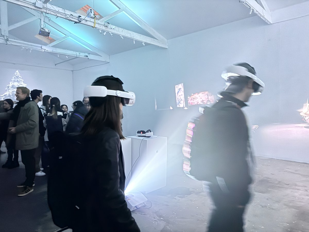 from2001vr's tweet image. 展示2日前にLBEを作ろうってノリになって
コラボしてバルセロナで展示した

#STYLY #LBE
linkedin.com/posts/espronce…