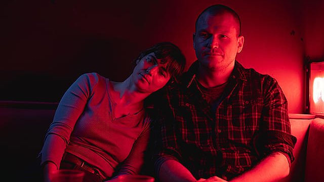 ローラ・カレイラ『＃オーロラの涙』巨大物流倉庫で働く移民女性オーロラ…真面目に働けど生活はギリギリ…人間性を損なう労働システム…住居は移民労働者シェアハウス…希薄な人間関係…孤独と貧困…便利さの裏の労働者の姿…転職の面接で知る何もない自分…彼女の諦念に似た心情に静かに寄り添う秀作