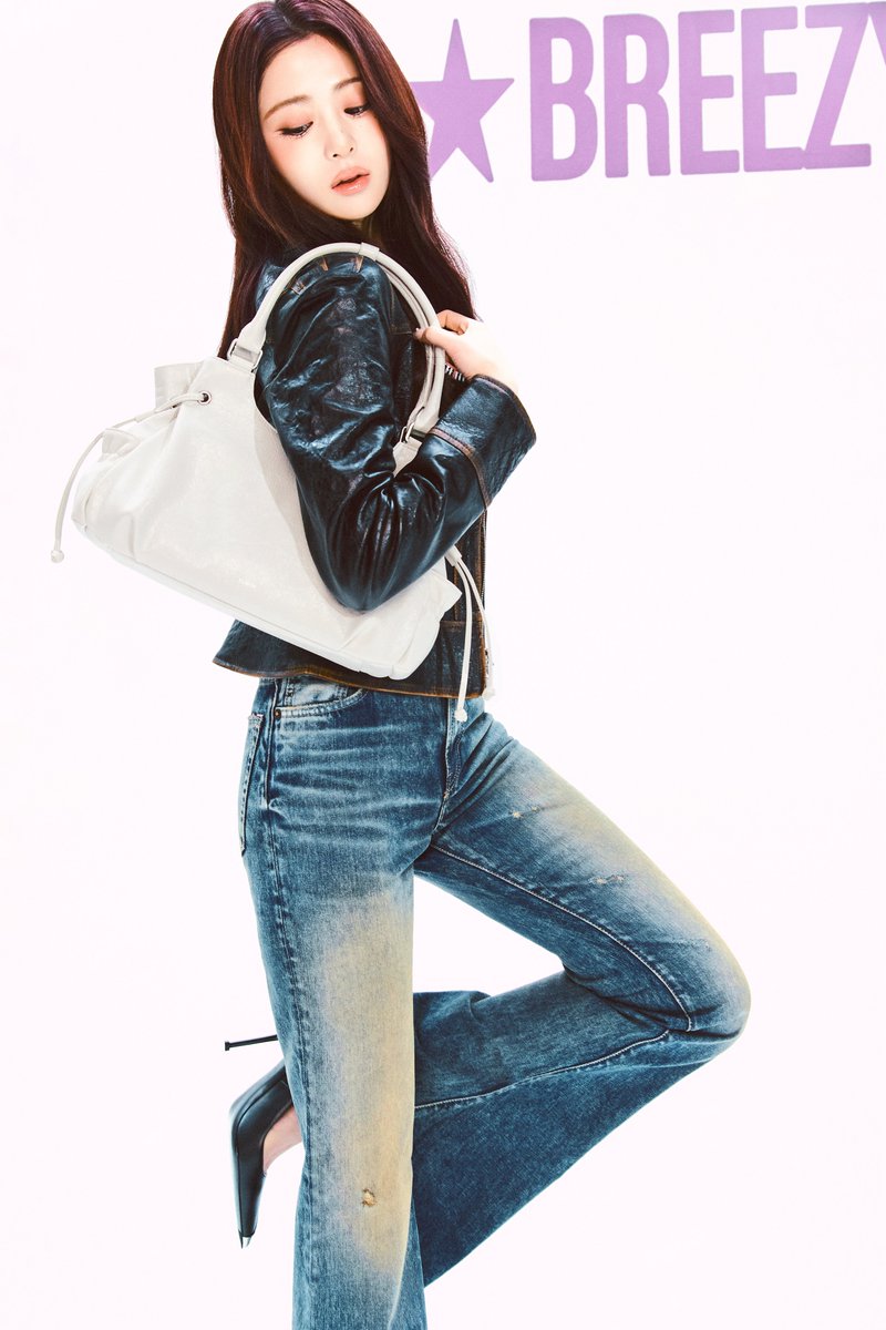 Bee_amz's tweet image. ชอบยุนจินกะกระเป๋า #STANDOIL มันเริด มันจึ้ง กระเป๋าส่งคน คนส่งกระเป๋ามาก ชีใช้บ่อยจริง เข้ากะทุกลุค แสนเก๋ จนแบรนด์นางออกคอล 26SS เป็น #BREEZY Bag Mini พร้อมพวงกุญแจรุ่นพิเศษของ #HUHYUNJIN Jenaissante Charm Set เริดเกิน ไทยเริ่มขายคอลนี้ 11 มี.ค. อย่าลืมไปตำตาม! 😍

#STANDOILTH