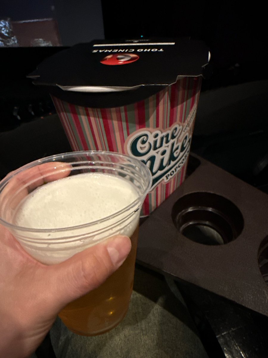 今日は、午前中から今度の撮影の衣装合わせだったんですが、サクッと終わったので暇になっちゃってw
映画観に行ってきた‼️

ウィキッド🧙‍♀️

やっと後編が公開されたので観たかったの✨
よかった🥲
